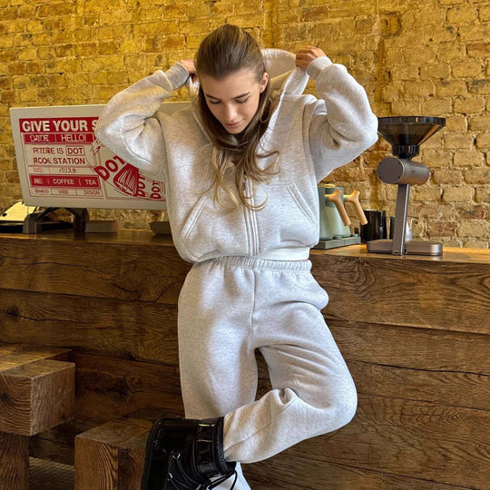 Damen kurzes Reißverschluss-Hoodie mit Kängurutasche und gerader High-Waist-Jogginghose Nord Taschen