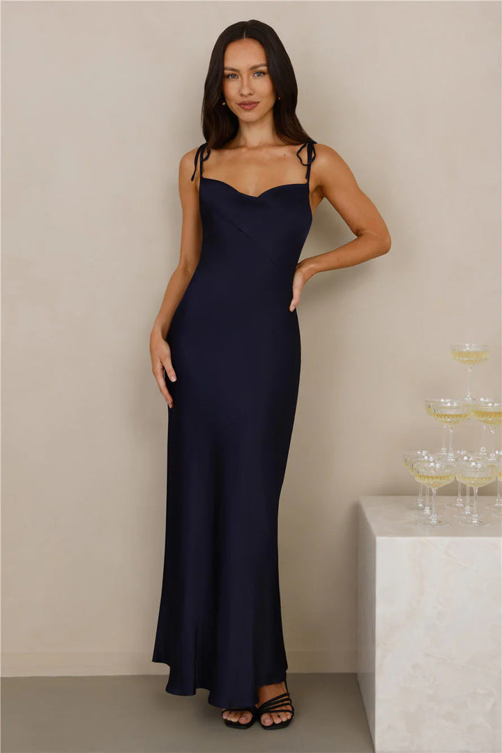 Damen Elegantes Satin-Maxikleid mit verstellbaren Trägern und figurbetontem Schnitt Nord Taschen