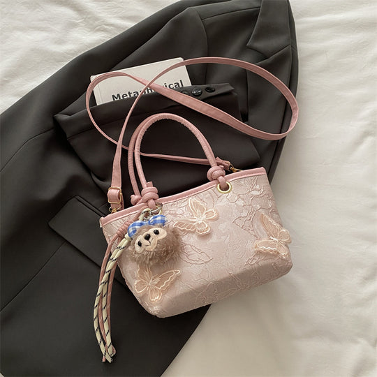 Damen elegante Umhängetasche mit floralem Design und charmantem Anhänger Nord Taschen