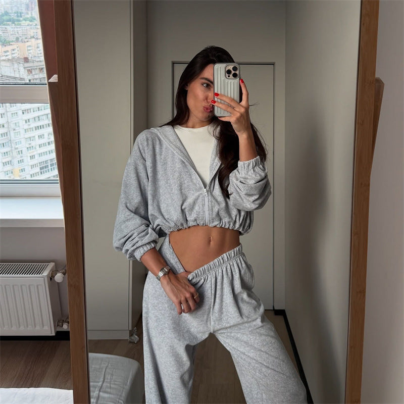 Damen cropped Kapuzen-Zipjacke mit gerafftem Elastiksaum und hochtaillierter Relax-Hose aus softem Sweat Nord Taschen