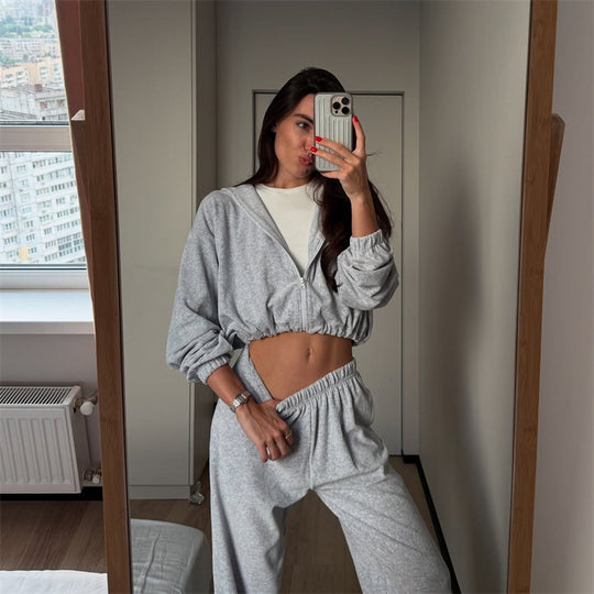 Damen cropped Kapuzen-Zipjacke mit gerafftem Elastiksaum und hochtaillierter Relax-Hose aus softem Sweat Nord Taschen