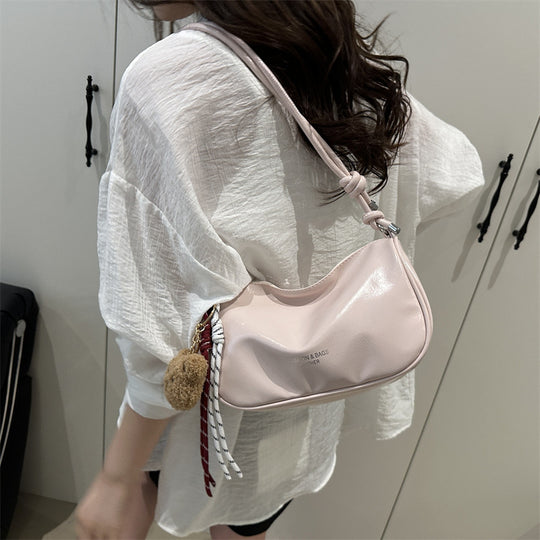 Damen Handtasche aus glänzendem Kunstleder mit abnehmbarem Anhänger Nord Taschen