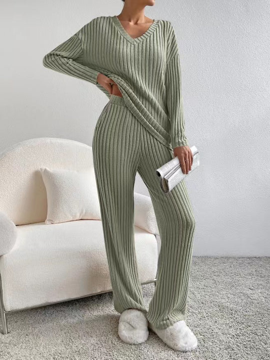 Damen Geripptes Relax-Set aus Feinstrick mit V-Ausschnitt und weiter Komforthose Nord Taschen
