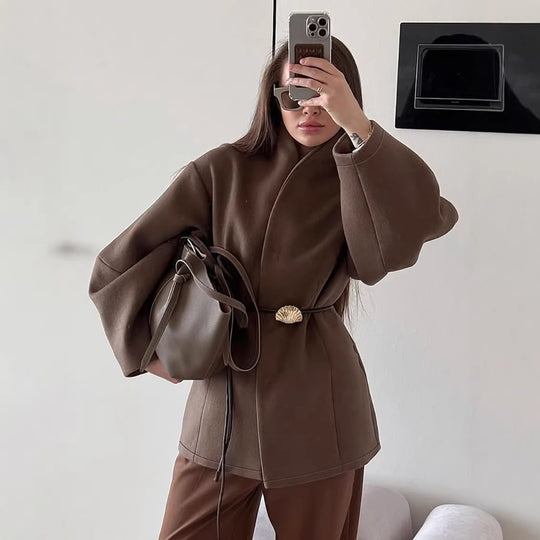 Damen Kurzjacke mit Wickelverschluss, taillierendem Ledergürtel und Muschelschließe Nord Taschen