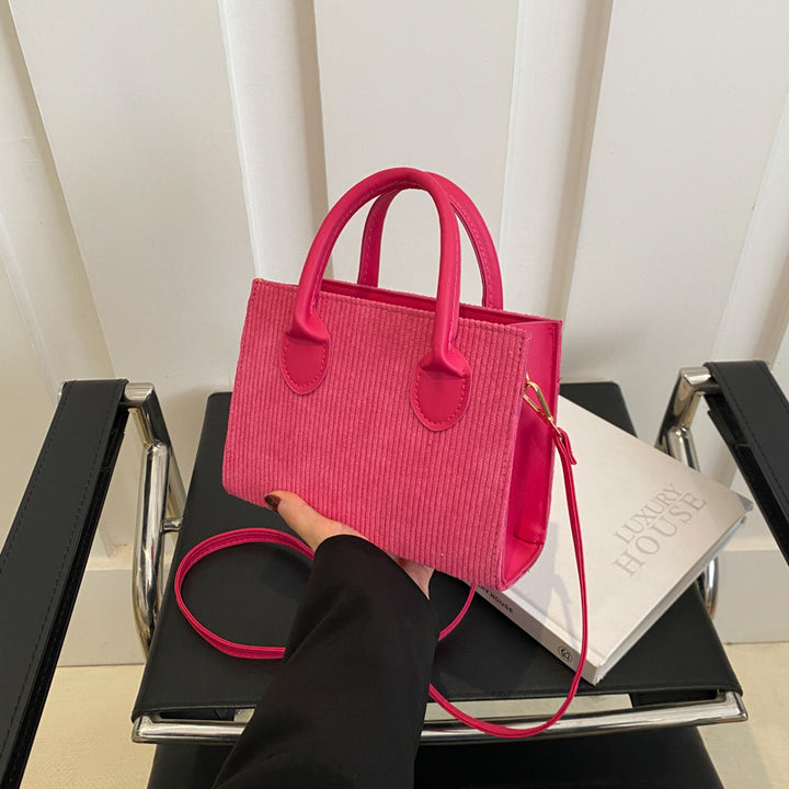 Damen praktische Handtasche mit abnehmbarem Pompon Nord Taschen