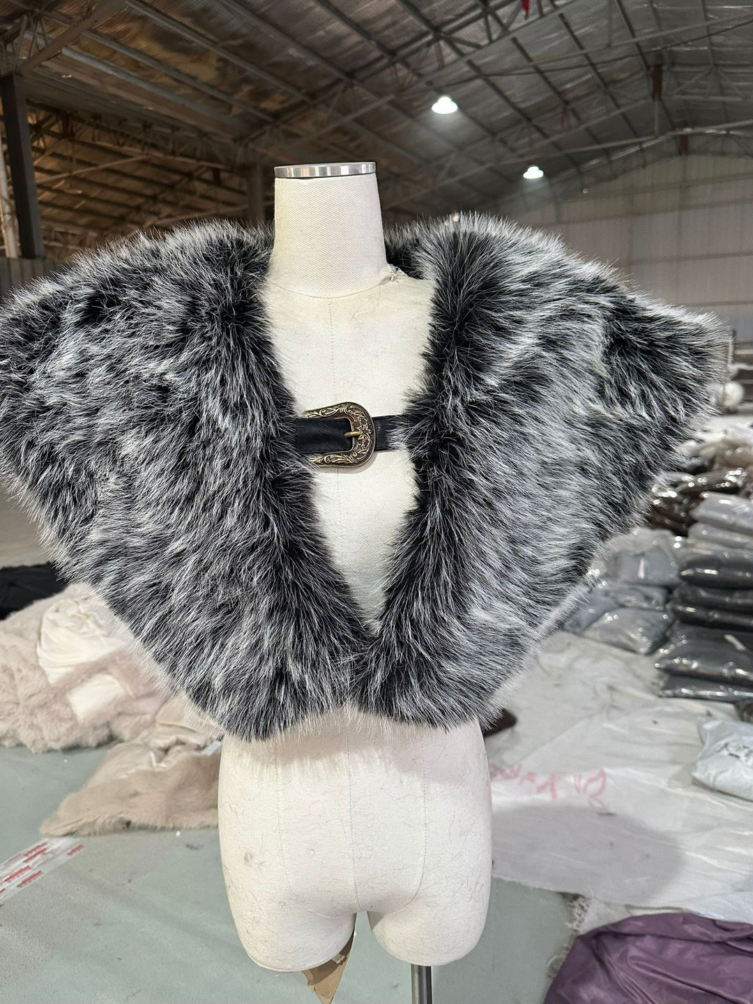 Herren historisch inspiriertes Kunstfell‑Schultercape mit Lederriemen Nord Taschen