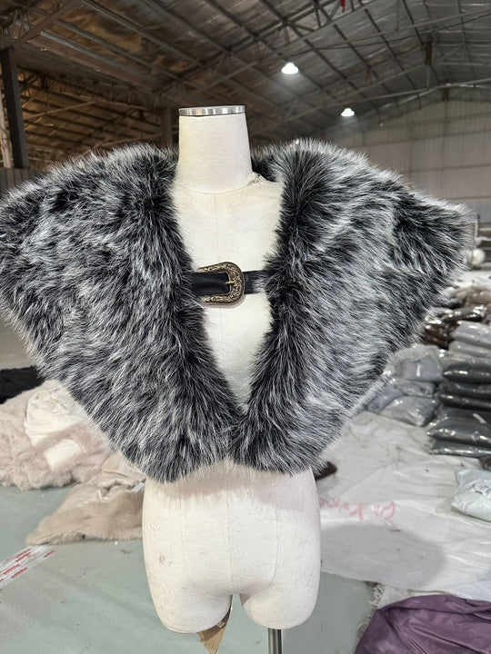 Herren historisch inspiriertes Kunstfell‑Schultercape mit Lederriemen Nord Taschen