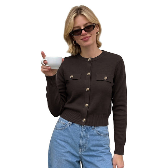 Damen Kurzgeschnittener Feinstrick-Cardigan mit Zierpatten und goldfarbenen Knöpfen Nord Taschen