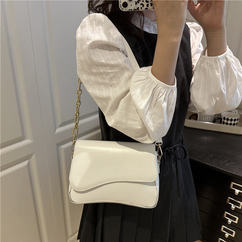 Damen elegante Umhängetasche mit Kettendetail Nord Taschen
