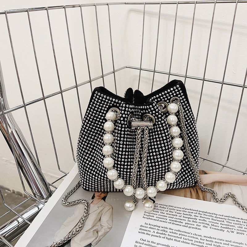 Damen Glitzernde Beuteltasche mit verspieltem Kettenriemen Nord Taschen
