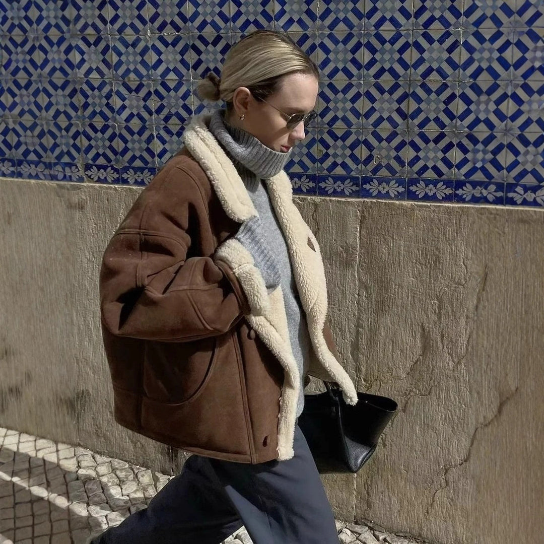 Damen Oversized Kurzjacke aus Wildlederoptik mit Teddyfutter und großem Reverskragen Nord Taschen