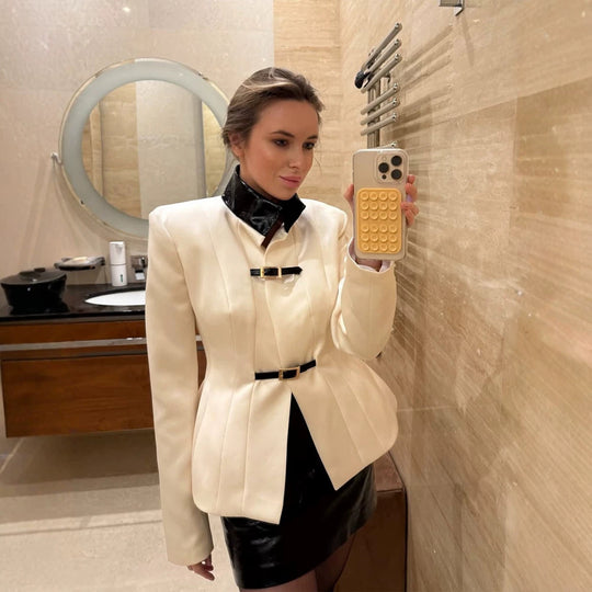 Damen Taillierter Blazer mit Stehkragen, Wiener Nähten und dekorativen Gurtverschlüssen Nord Taschen