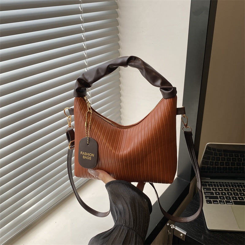 Damen Schultertasche mit strukturiertem Design und weichem Tragegriff Nord Taschen