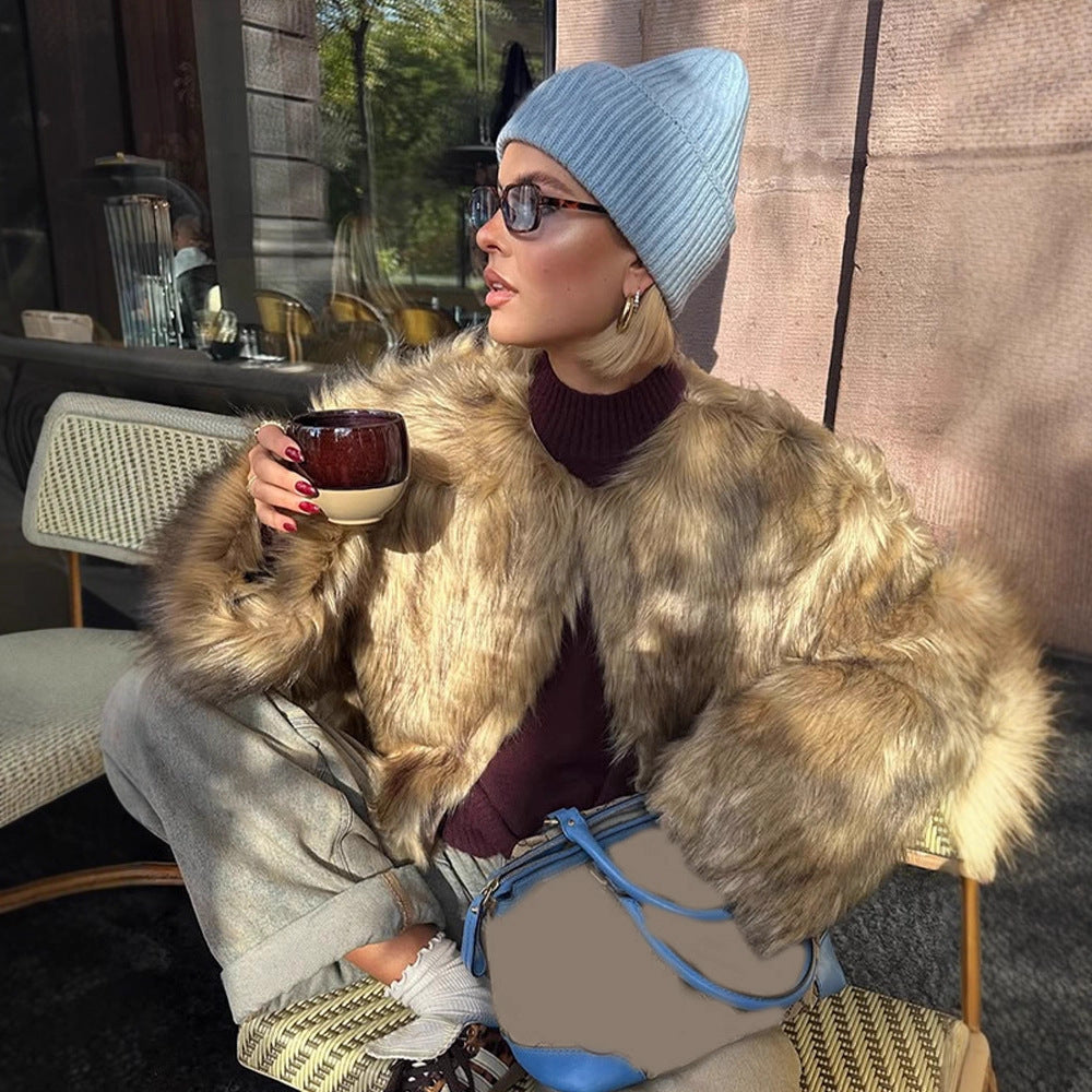 Damen Kurz geschnittene Kunstfelljacke mit Oversize-Ärmeln und Plüschkragen Nord Taschen