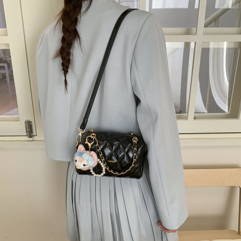 Damen modische Handtasche mit verspieltem Plüsch-Anhänger Nord Taschen