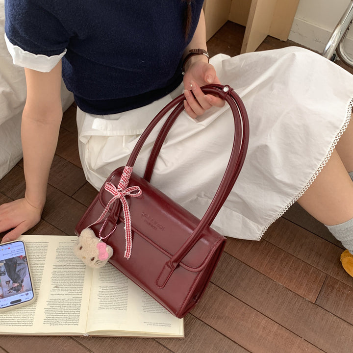 Damen elegante Handtasche mit verspieltem Stoffanhänger Nord Taschen