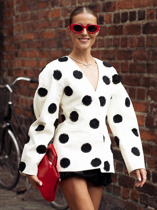 Damen Taillierter Blazer mit tiefem V-Ausschnitt, voluminösen Ärmeln und Polka‑Dot‑Applikationen Nord Taschen