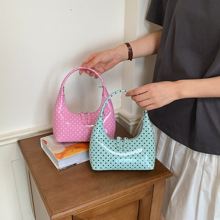 Damen Hobo-Tasche aus glänzendem Kunstleder mit verspieltem Punktedesign Nord Taschen