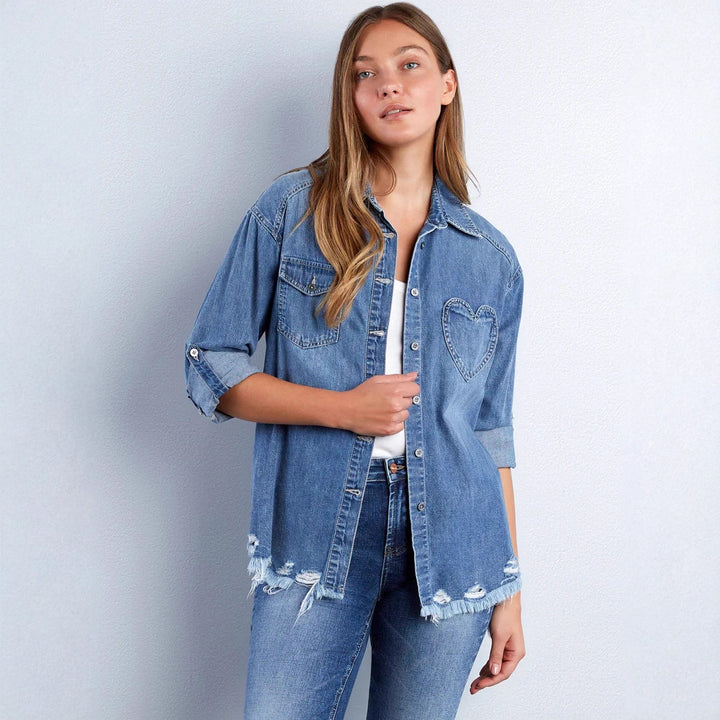 Damen lässige Denim-Hemdjacke Oversize mit aufgesetzten Brusttaschen, Herz-Stickdetail und ausgefranstem Saum Nord Taschen