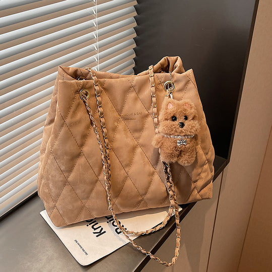 Damen Beuteltasche mit Kettenriemen und kuscheligem Anhänger Nord Taschen