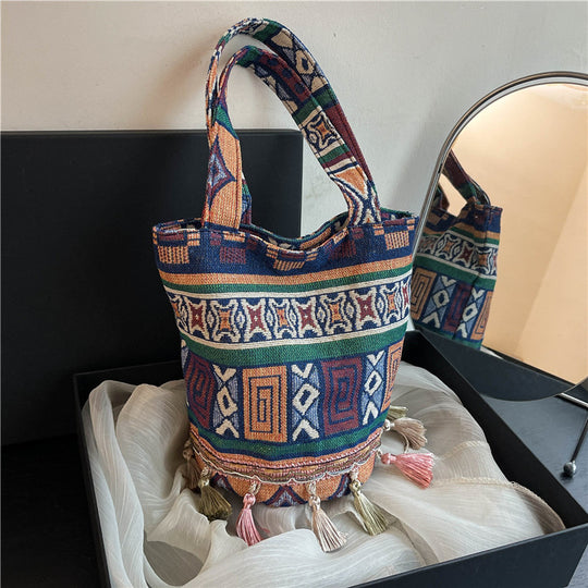 Damen Jute-Tragetasche mit modernem Ethnodruck und trendigen Quasten Nord Taschen