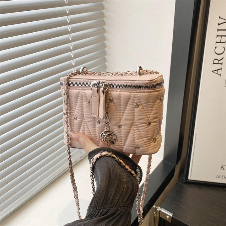 Damen Mini-Handtasche mit eleganter Steppung und Kettenanhänger Nord Taschen