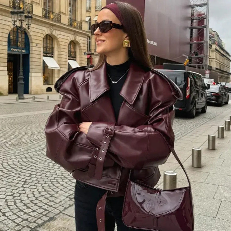 Damen 300+ taillierte Cropped-Bikerjacke aus Kunstleder mit großem Revers, Schulterklappen und Taillengürtel Nord Taschen