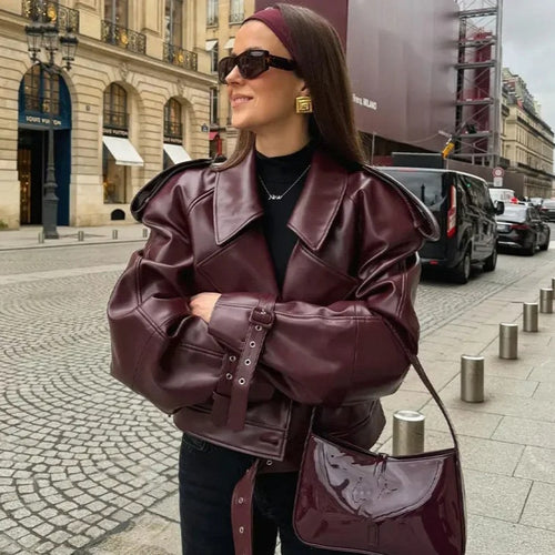 Damen 300+ taillierte Cropped-Bikerjacke aus Kunstleder mit großem Revers, Schulterklappen und Taillengürtel Nord Taschen