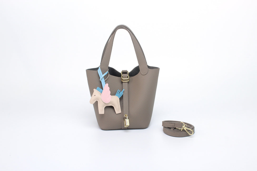 Damen Hobo-Tasche mit abnehmbarem Mini-Organizer und charmantem Tieranhänger Nord Taschen