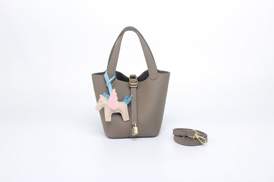 Damen Hobo-Tasche mit abnehmbarem Mini-Organizer und charmantem Tieranhänger Nord Taschen