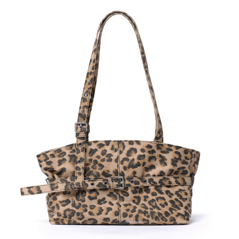 Damen Schultertasche mit eleganter Struktur und modischen Metallakzenten Nord Taschen