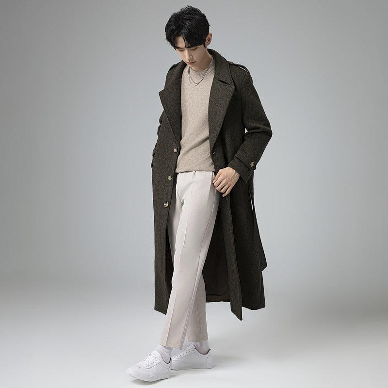 Herren Maxilanger Wollmix-Mantel mit taillierter Silhouette, Schalkragen und dekorativen Schulterriegeln Nord Taschen