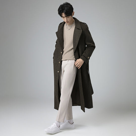 Herren Maxilanger Wollmix-Mantel mit taillierter Silhouette, Schalkragen und dekorativen Schulterriegeln Nord Taschen