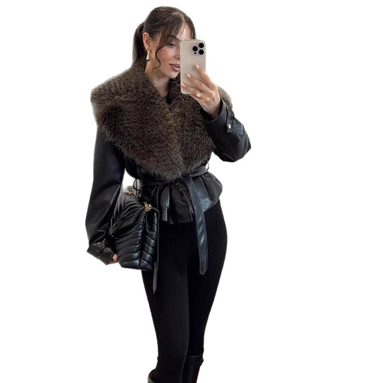 Damen taillierte Lederimitat-Jacke mit voluminösem Kunstfell-Schalkragen und Bindegürtel Nord Taschen