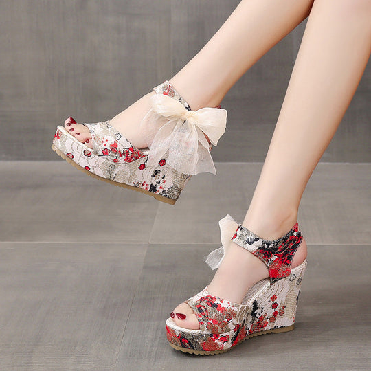 Damen Wedge-Sandaletten mit floralem Design und dekorativem Schleifendetail