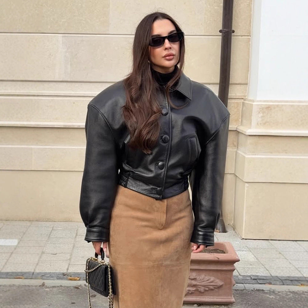 Damen Kurzjacke aus veganem Lederimitat im Boxy‑Cut mit oversized Schultern und verdeckter Knopfleiste Nord Taschen