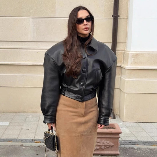 Damen Kurzjacke aus veganem Lederimitat im Boxy‑Cut mit oversized Schultern und verdeckter Knopfleiste Nord Taschen