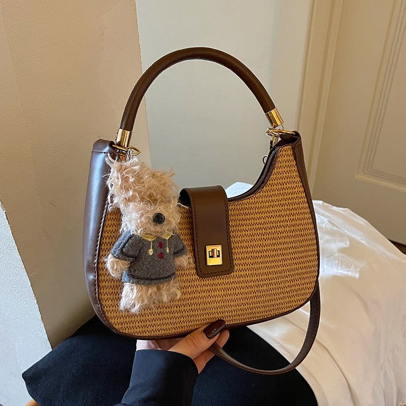 Damen Handtasche mit raffiniertem geflochtenem Design und verspieltem Anhänger Nord Taschen