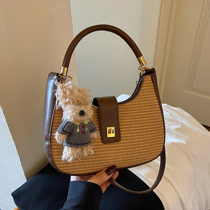 Damen Handtasche mit raffiniertem geflochtenem Design und verspieltem Anhänger Nord Taschen