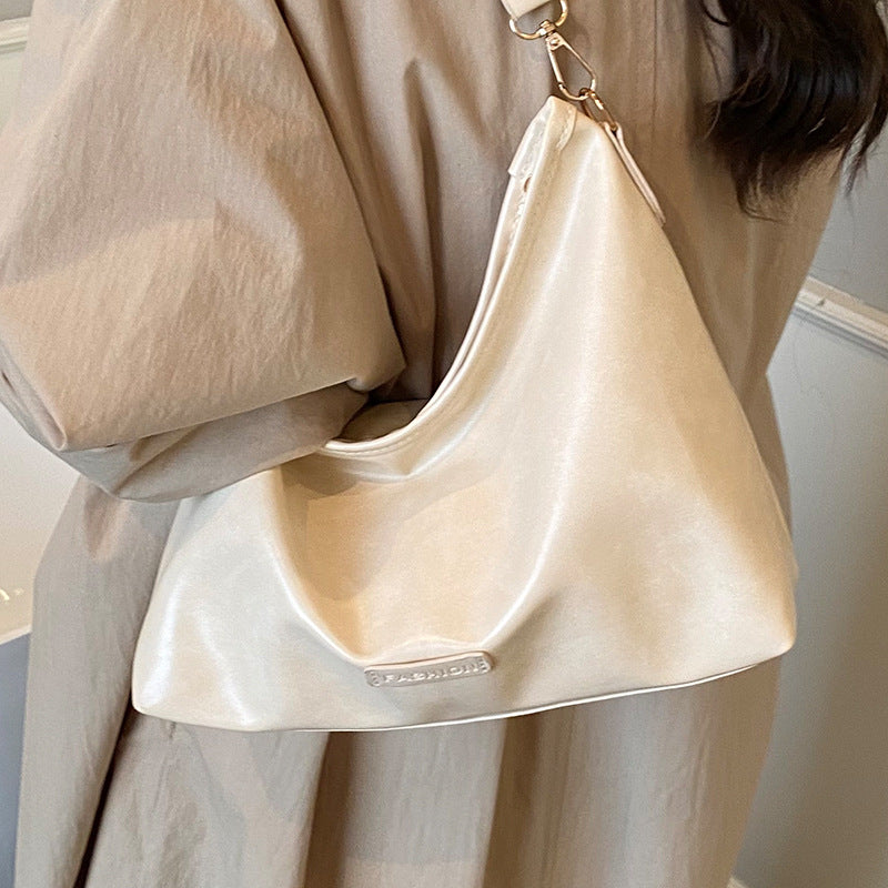 Damen Hobo-Tasche mit elegantem Design und dekorativem Quastenanhänger Nord Taschen