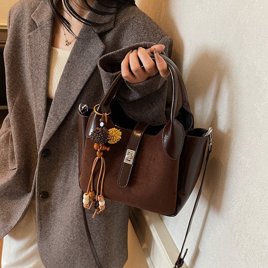 Damen praktische Umhängetasche aus hochwertigem Kunstleder mit einzigartigem Schmuckdetail Nord Taschen