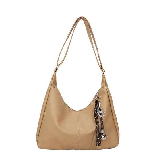 Damen Hobo-Tasche aus weichem Kunstleder mit dekorativen Anhängern Nord Taschen