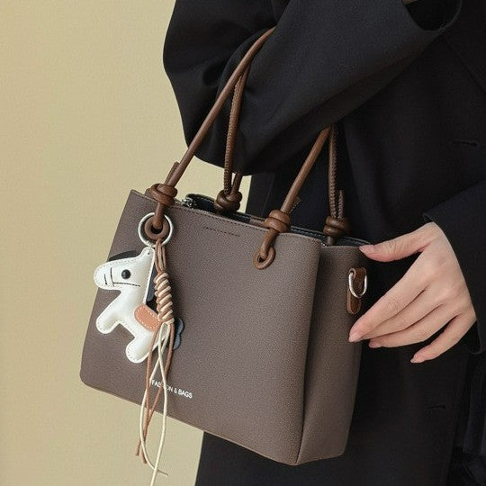 Damen Umhängetasche mit charmantem Tieranhänger Nord Taschen
