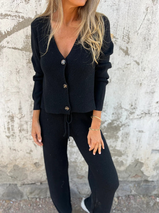 Damen Feinstrick-Cardigan mit tiefem V-Ausschnitt, Zierknöpfen und hochgeschnittener Strickhose mit Tunnelzug Nord Taschen