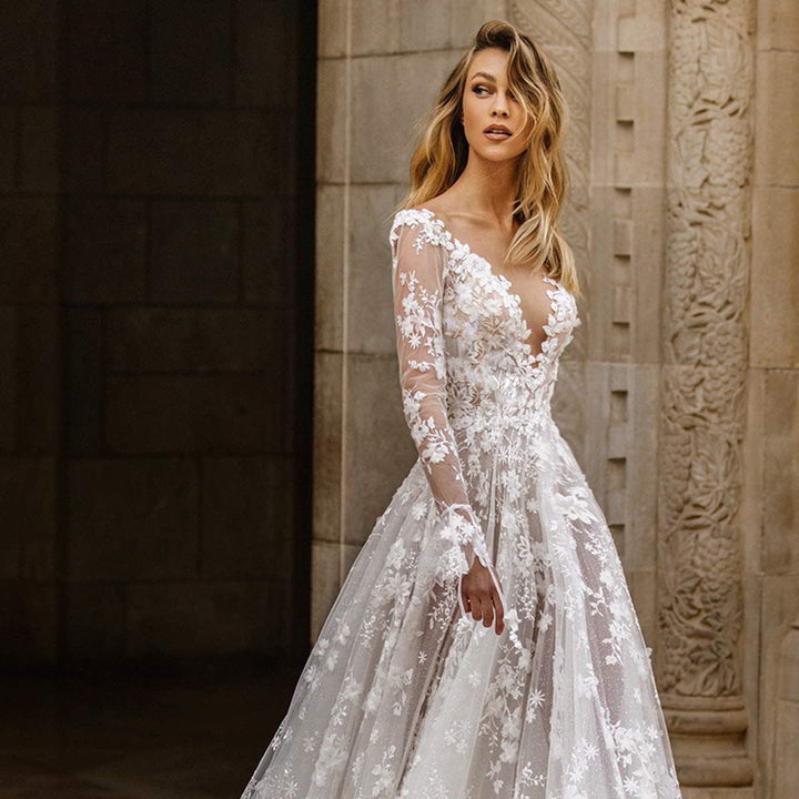 Damen Hochzeitskleid mit filigranem Spitzenoberteil und tiefem V-Ausschnitt
