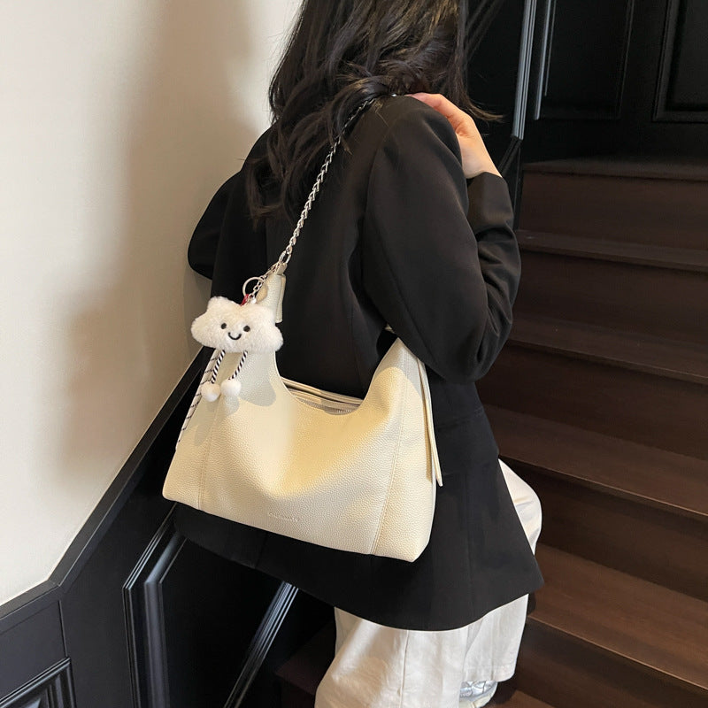 Damen Schultertasche mit charmantem Kühlschrankanhänger | Nord Taschen