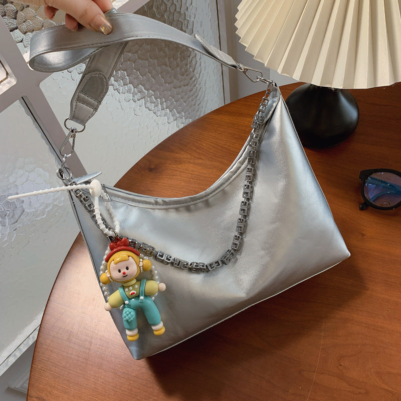 Damen Hobo-Tasche mit strapazierfähigem Tragegurt und verspieltem Anhänger Nord Taschen