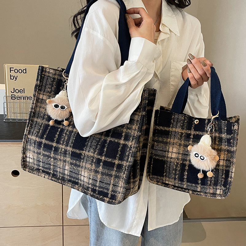 Damen Jute-Shopper Tasche mit stylisierten Karomuster und süßem Plüschanhänger Nord Taschen