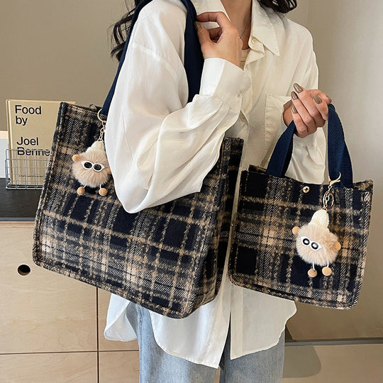 Damen Jute-Shopper Tasche mit stylisierten Karomuster und süßem Plüschanhänger Nord Taschen