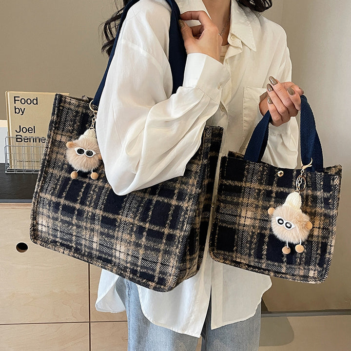 Damen Jute-Shopper Tasche mit stylisierten Karomuster und süßem Plüschanhänger Nord Taschen